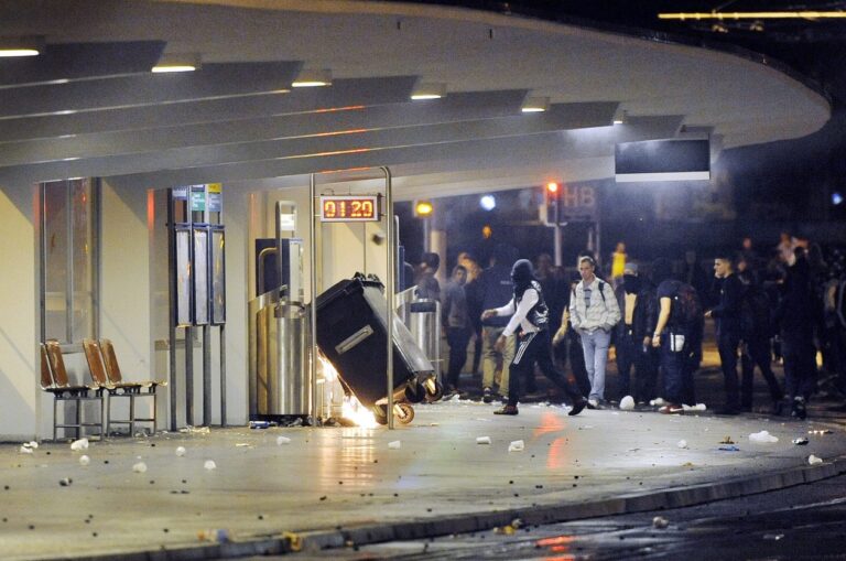 Randalierer demolieren die VBZ - Haltestelle am Zuercher Hauptbahnhof am Sonntag, 18. September 2011. Kurz vor Mitternacht am Samstag sind in Zuerich zum dritten Mal innert 24 Stunden Krawalle ausgebrochen. Rund um den Hauptbahnhof und dem Central lieferten sich die Chaoten Gefechte mit der Polizei. Diese nahm rund 80 Personen fest. (KEYSTONE/Walter Bieri )....Demonstrators demolish a tram stration near the Central Railway Station in Zurich, Switzerland, Sunday, September 18, 2011. Tonights clashes add to the series of conflicts between demonstrators who reclaim the right for free partying in Zurich and the police. Police arrested some 80 persons. (KEYSTONE/Walter Bieri )