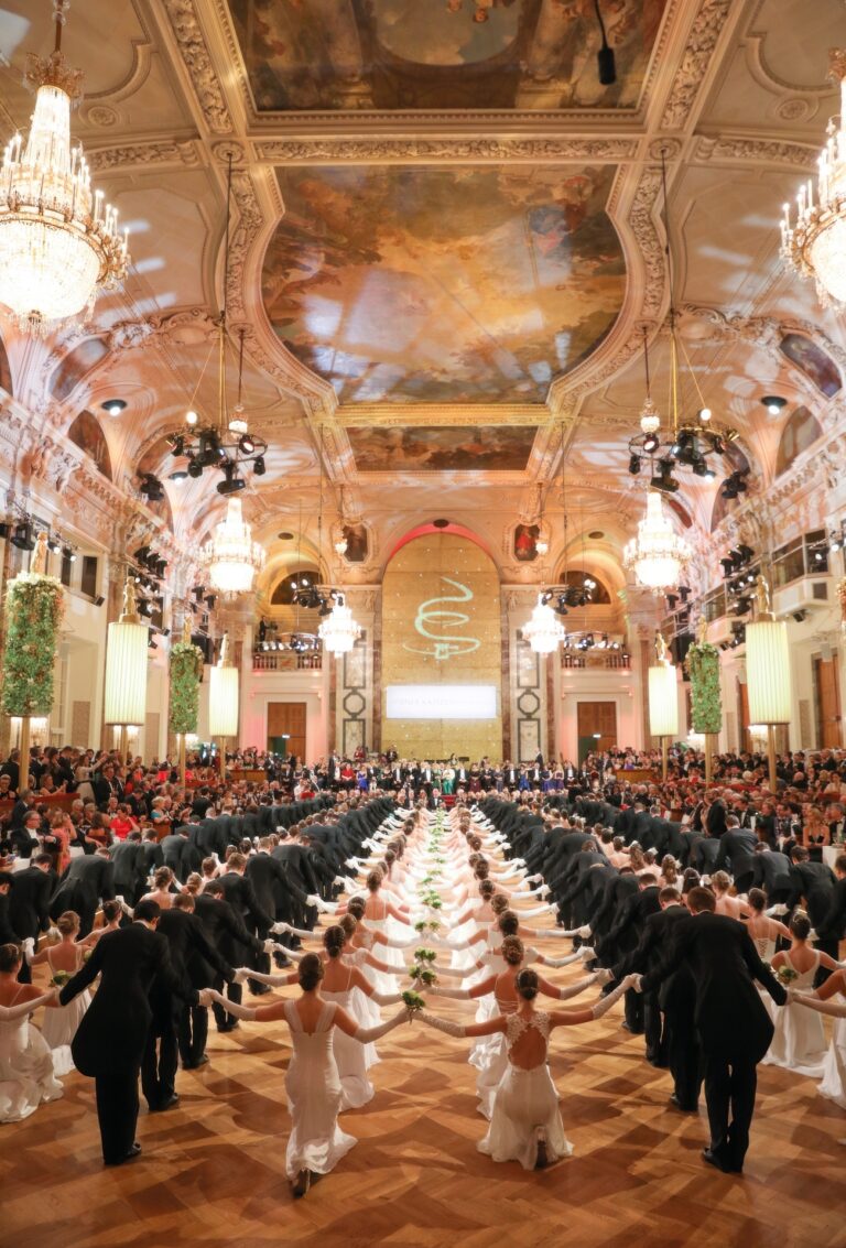 Linksherum im Dreivierteltakt: Er gilt als gemütlichster und doch festlichster der 400 Bälle, die jährlich in Wien stattfinden: der Kaffeesiederball in der Hofburg, bei dem die Kaffeehausbesitzer ihr Image polieren