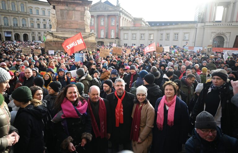 14.01.2024, Brandenburg, Potsdam: Manja Schüle (SPD, l-r), Ministerin für Wissenschaft, Bundeskanzler Olaf Scholz (SPD), Mike Schubert (SPD), Oberbürgermeister von Potsdam, Annalena Baerbock (Bündnis 90/Die Grünen), Außenministerin, und die Fahrländer Ortsvorsteherin Carmen Klockow (Bürgerbündnis) stehen während der Demonstrationen «Potsdam wehrt sich» auf dem Alten Markt. Die Demonstration ist eine Reaktion auf das Bekanntwerden eines Treffens rechter Aktivisten in der Stadt. Foto: Sebastian Christoph Gollnow/dpa +++ dpa-Bildfunk +++ (KEYSTONE/DPA/Sebastian Christoph Gollnow)