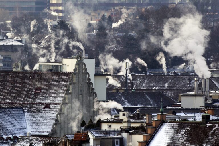 Kamine dampfen am Freitag, 3. Februar 2012, in Zuerich. Die Kaeltewelle ist noch nicht ausgestanden. Am Wochenende und zu Beginn der naechsten Woche koennte es durchaus noch kaelter werden als in der vergangenen Nacht, wie SF Meteo schreibt. (KEYSTONE/Alessandro Della Bella)....Smoke rises from chimneys on a cold winter day in Zurich, Switzerland, Friday, February 3, 2012. A cold spell has reached Europe with temperatures plummeting far below zero. (KEYSTONE/Alessandro Della Bella)