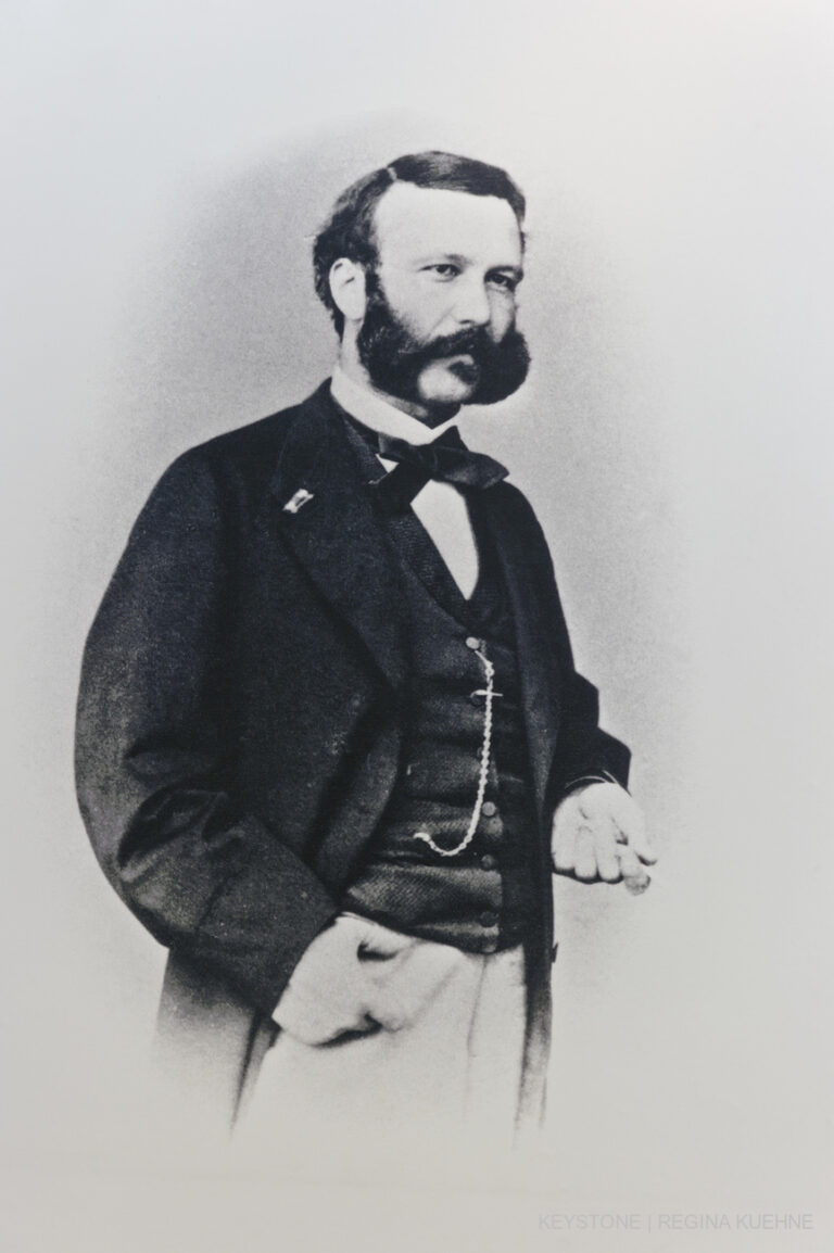 Eine Fotografie von Henry Dunant aus dem Jahr 1863, vier Jahre nach der Schlacht von Solferino, ausgestellt am Mittwoch, 18. April 2012, im Henry Dunant Museum in Heiden. Das Museum ist der Persoenlichkeit und dem Lebenswerk Henry Dunants, dem Begruender des Roten Kreuzes, gewidmet. (KEYSTONE/Regina Kuehne)