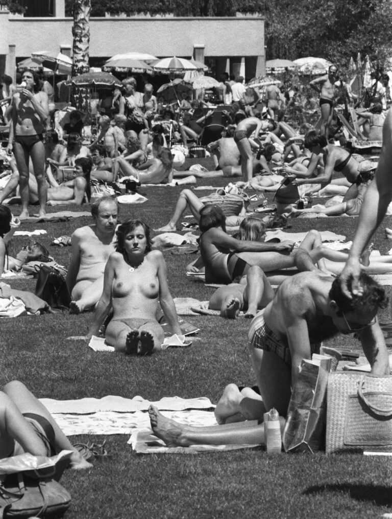 Frau sonnt sich oben ohne, aufgenommen im Marzilibad in Bern am 23. Juli 1980.
(KEYSTONE/PHOTOPRESS-ARCHIV/Str)