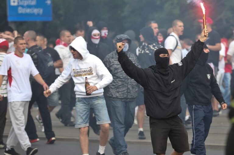 epa03261661 Polish and Russian fans clash during a march of Russian supporters to the National Stadium in Warsaw, Poland, 12 June 2012 prior to the Group A preliminary round match of the UEFA EURO 2012 between Poland and Russia. EPA/Rafal Guz POLAND OUT