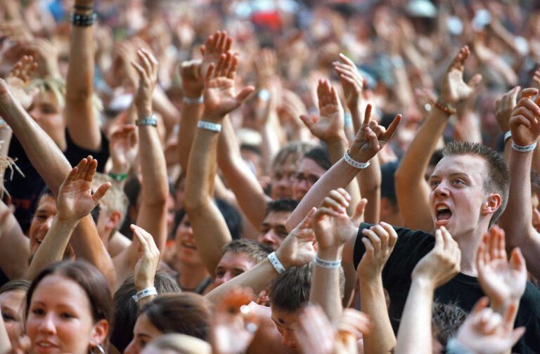 Das begeisterte Publikum klatscht und johlt an einem Konzert am 27. Openair St. Gallen im Sittertobel, aufgenommen am 27. bis 29. Juni 2003. (KEYSTONE/Gaetan Bally) : FILM]