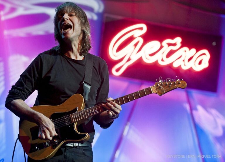 epa03299857 US guitarist Mike Stern performs on stage during his Getxo´s Jazz Festival fourth day concert at Biotz Alai square in Bilbao, northern Spain, on 07 July 2012. EPA/MIGUEL TOÑA