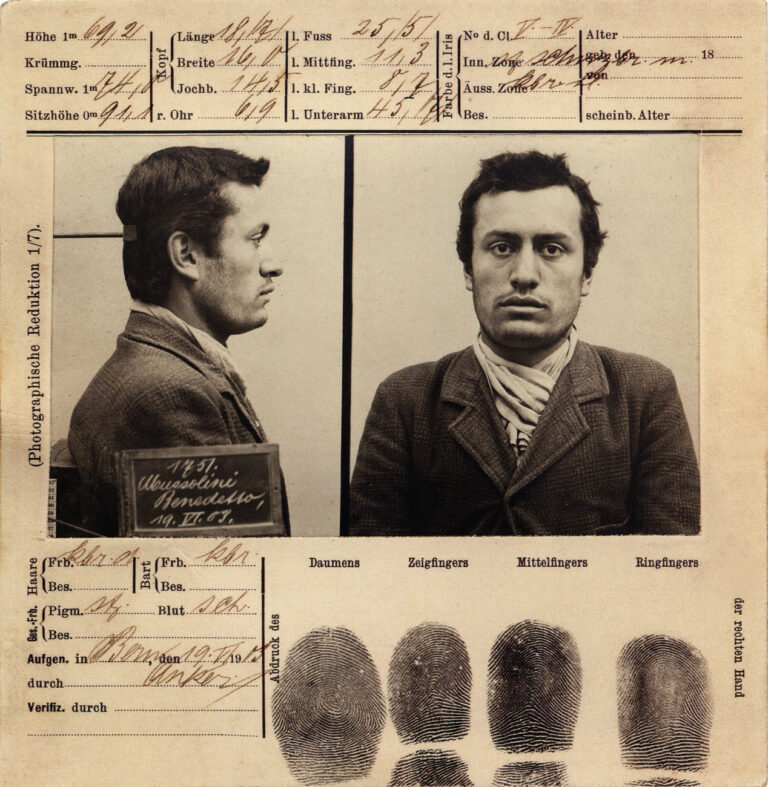 Fiche d'arrestation (avec photo anthropometrique et empreintes digitales) de Benito Mussolini, jeune, a l'age de 20 ans, date du 19 juin 1903 a Berne. Il fut soupconne d'inciter les travailleurs italiens a la greve et a la revolte. Le ministere public suisse le fiche comme anarchiste et le 30 juin 1903, l'expulse du territoire helvetique --- Mug shot of Benito Mussolini, 20, june 19, 1903 in Bern, Switzerland (swiss minister considered Mussolini as an anarchist, he was expulsed from swiss territory) (KEYSTONE/RUE DES ARCHIVES/PVDE)