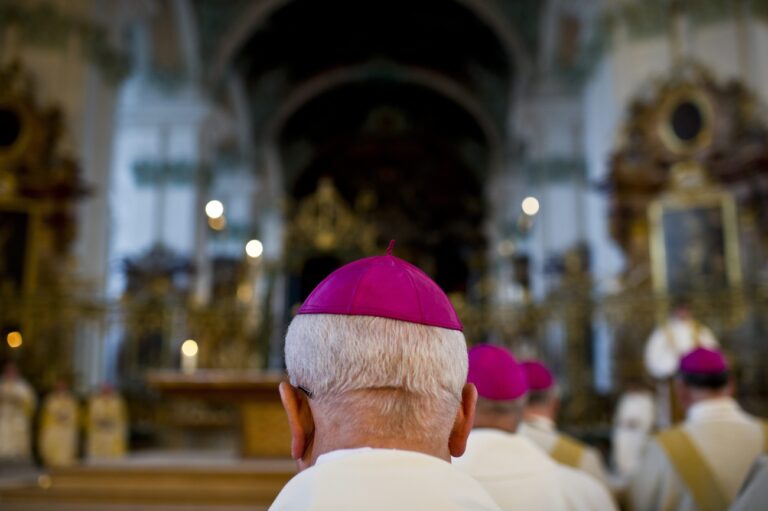 Bischoefe singen in der Kathedrale, anlaesslich der Eucharistiefeier der Vollversammlung des Rates der Europaeischen Bischofskonferenzen, CCEE, am Donnerstag, 27. September 2012 im Kantonratssaal in der Kathedrale in St. Gallen. (KEYSTONE/Ennio Leanza)..