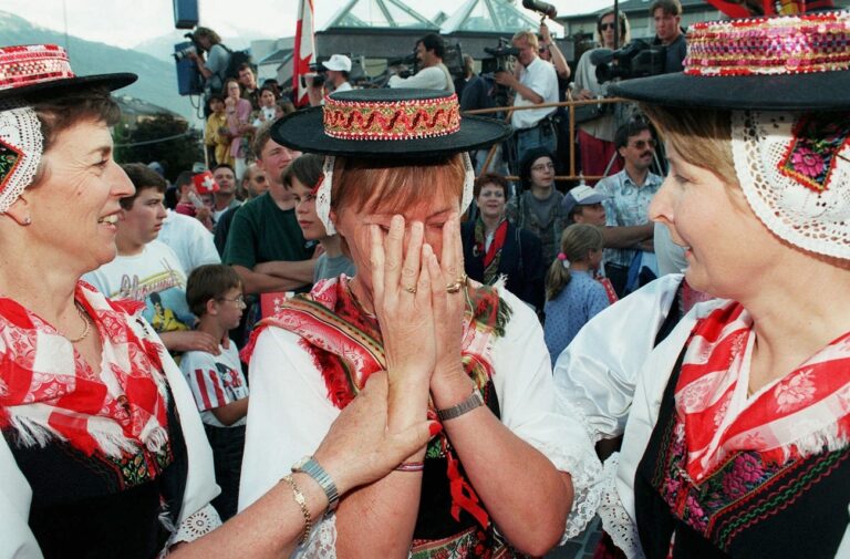 Auch so koennt's aussehen am kommenden Samstag, 19. Juni 1999, wenn das IOC in Seoul die Wahl des Austragungsortes der Olympischen Winterspiele 2006 vornimmt: Sion verliert neuerlich, und wie letztes Mal fliessen im Wallis die Traenen - weinende Walliserinnen anlaesslich der gescheiterten Olympiakandidatur Sion 2002, aufgenommen am 16. Juni 1995 in Sion. (KEYSTONE/Archive)