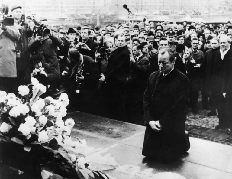 German Chancellor Willy Brandt kneels in front of the Memorial of the Warsaw Ghetto's Nazi victims on December 7, 1970, in Warsaw during his official visit to Poland. --- Der deutsche Bundeskanzler Willy Brandt kniet am 7. Dezember 1970 am Mahnmal fuer die Opfer des Warschauer Ghettos in Warschau nieder. Der symbolischen Geste folgte die Unterzeichnung des Warschauer Vertrags zwischen Polen und der Bundesrepublik Deutschland. (KEYSTONE/EPA/Str)