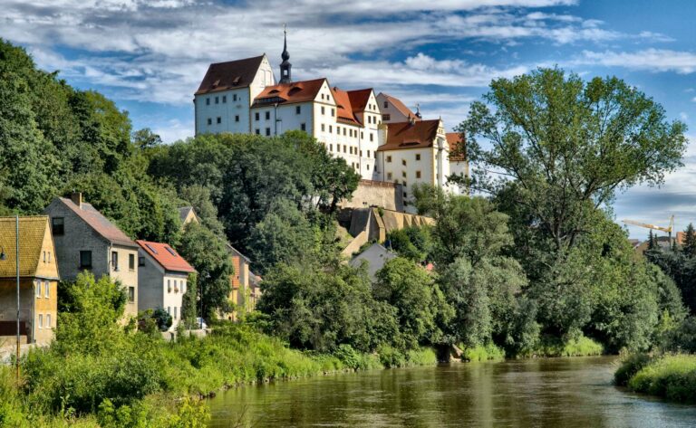 Als wär’s ein Stück von James Bond: Das sächsische Schloss Colditz ist in Grossbritannien bekannter als in Deutschland. Im Zweiten Weltkrieg diente es als – freilich undichtes – Kriegsgefangenenlager der Nazis. Jetzt ist die abenteuerliche Geschichte der prächtigen Anlage neu zu entdecken