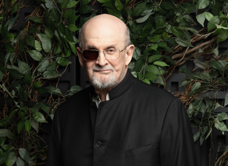 Abrechnung mit A.: Nur knapp überlebte Salman Rushdie 2022 einen Messerangriff. Mit einem autobiografischen Buch hat er sich der traumatischen Erfahrung gestellt