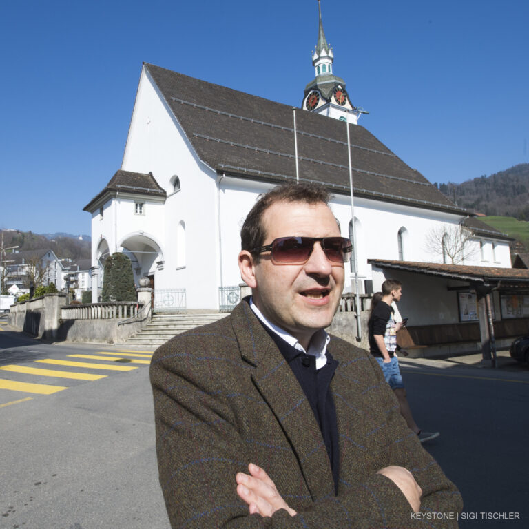 Giuseppe Gracia, Pressesprecher des Bistums Chur, beim Interview vor dem Gottesdienst. In der Pfarrkirche Steinen, SZ, findet am Sonntag, 9. Maerz 2014, die Abschlussfeier der Gebetsinitiative