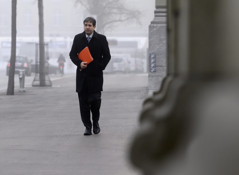 Der Tod des Wortregulators: Unter der Ägide des unerwartet verstorbenen Bundesratssprechers André Simonazzi wurde der Widersinn einer von Bern gesteuerten Demokratie schweizerische Wirklichkeit: statt eines feierlichen Nekrologs die Analyse einer systematisch erarbeiteten Umwälzung