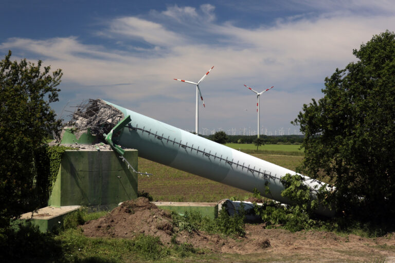 31.05.2014, Langengrassau, Brandenburg, Deutschland - Durch einen Sturm abgeknicktes Windrad liegt am Boden. 00S140531D609CARO.JPG (KEYSTONE/CARO/Caro / Sorge)