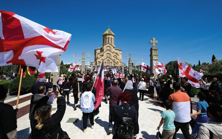 Kampf um die Seele Georgiens: In Georgien ist ein Kampf um die Zukunft zwischen Russland und dem Westen entbrannt. An Demos wird ein Nato-Beitritt gefordert. Die Europa-Begeisterung trägt religiöse Züge