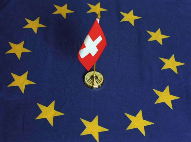 SCHWEIZ, EU, EUROPA, FAHNE, FLAGGE, SCHWEIZERKREUZ, SCHWEIZERFAHNE