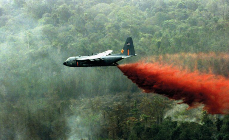 Krieg ohne Ende: In Vietnam setzten die USA und ihre Alliierten Millionen Liter Herbizide als Chemiewaffe ein. Darunter Agent Orange, das das Erbgut von Hunderttausenden schädigte. Bis heute