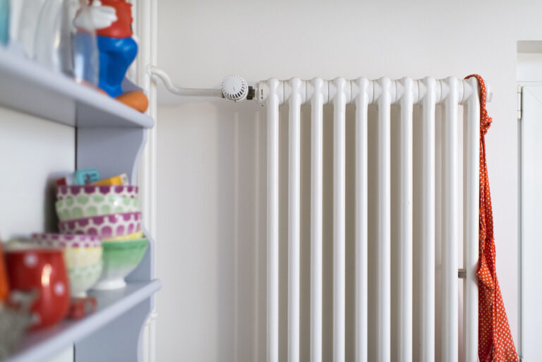 A thermostat (heating valve) with a radiator in an apartment in Zurich, Switzerland, pictured on January 14, 2015. (KEYSTONE/Christian Beutler)
Ein Thermostat (Heizungsventil) mit Heizkoerper in einer Wohnung in Zuerich, Schweiz, am 14. Januar 2015. (KEYSTONE/Christian Beutler)