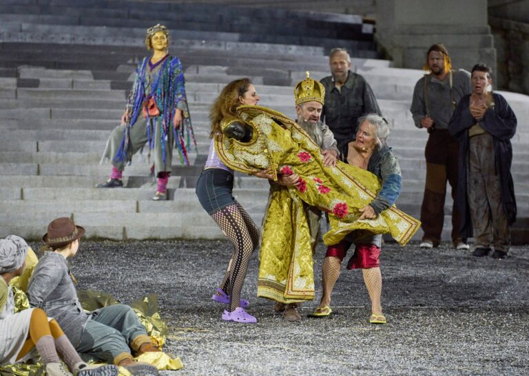 Schrecken und Freuden: Die Stärke des Welttheaters Einsiedeln liegt in den perfekten choreografischen Aufzügen mit all den Laiendarstellern. Hier ist Lust am Leben spürbar, Spielfreude herrscht allenthalben