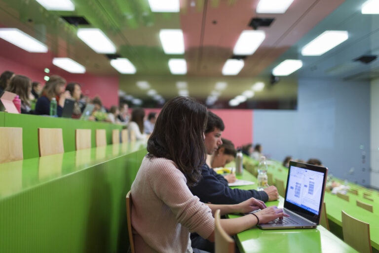 Students attend a pychology lecture, photographed in a lecture hall at the main building of the University of Zurich in Zurich, Switzerland, on April 13, 2015. (KEYSTONE/Gaetan Bally)

Studenten verfolgen in einem Vorlesungssaal eine Psychologievorlesung im Haupgebauede der Universitaet Zuerich, aufgenommen am 13. April 2015 in Zuerich. (KEYSTONE/Gaetan Bally)