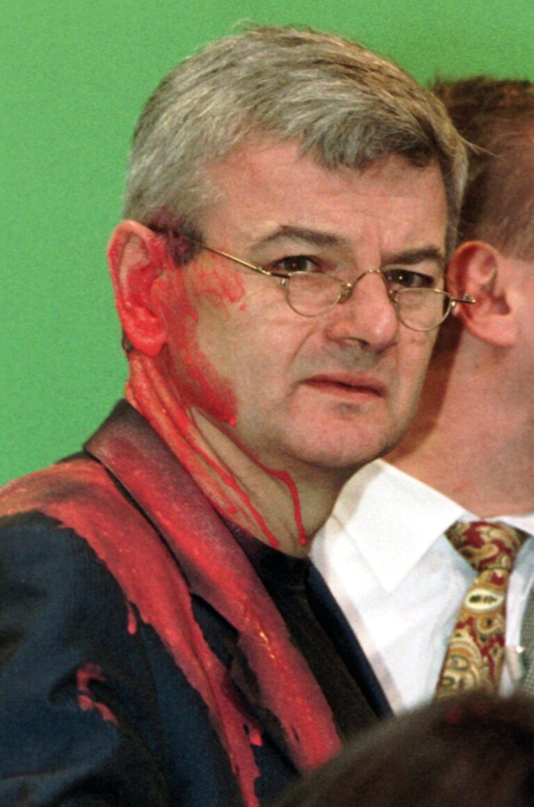 «Ich halte eine Einstellung der Bombenangriffe für grundfalsch»: Im Mai 1999 verteidigte Joschka Fischer in einer legendären Rede den Kosovo-Einsatz der Nato. Was der Aussenminister damals am Parteitag der Grünen sagte, liest sich heute wie eine Erklärung von Russlands Präsident Wladimir Putin zum Krieg in der Ukraine