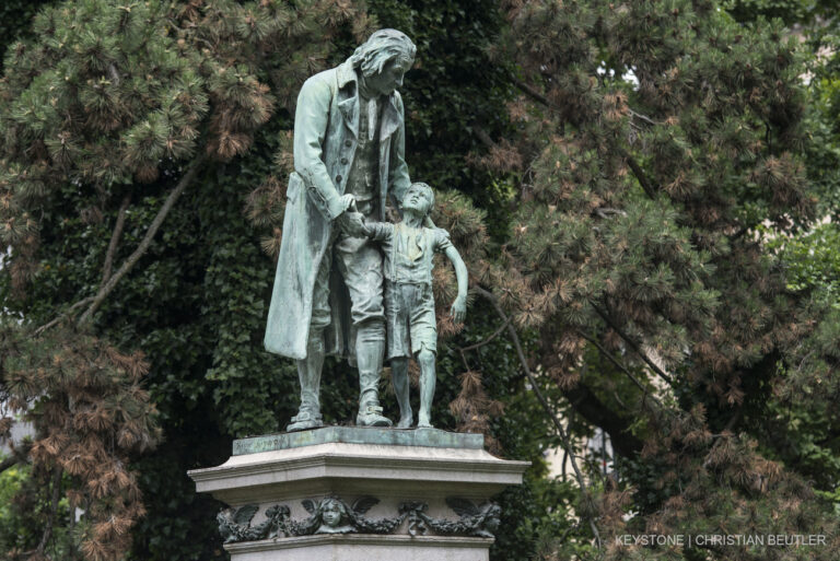 Bronze sculpture of Johann Heinrich Pestalozzi (1746-1827) of sculptor Hugo Siegwart in the Pestalozzi park in Zurich, Switzerland, on June 20, 2015. (KEYSTONE/Christian Beutler)

Bronzeplastik von Johann Heinrich Pestalozzi (1746-1827) des Bildhauers Hugo Siegwart in der Pestalozzi-Anlage in Zuerich, am 20. Juni 2014. (KEYSTONE/Christian Beutler)