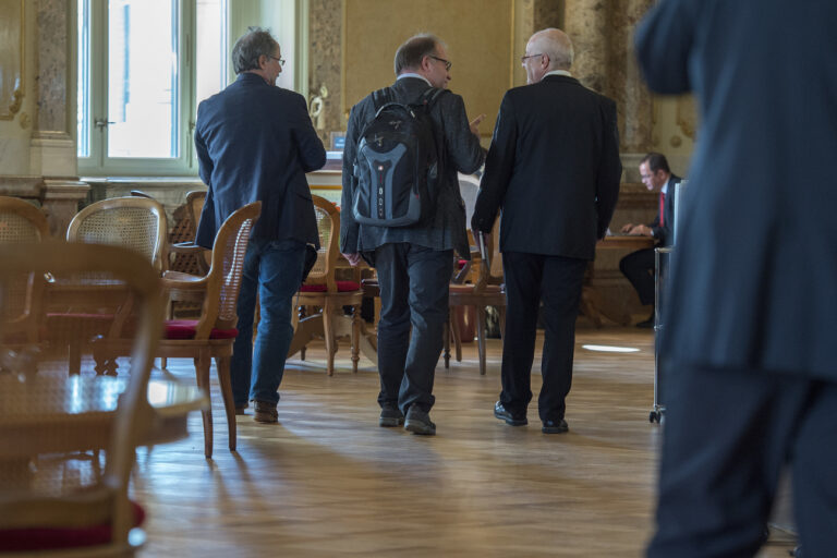 Lobbyisten unterhalten sich mit Staenderat Hans Altherr (FDP/AR), rechts, waehrend der Fragestunde am Montag, 21. September 2015 in der Wandelhalle in Bern. (KEYSTONE/Lukas Lehmann)