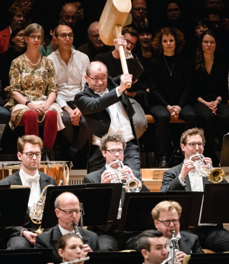 Wenn’s im Orchester kracht und scheppert: Die klirrende Kälte machte der Komponist hörbar, indem er Eierschneider zum Einsatz brachte