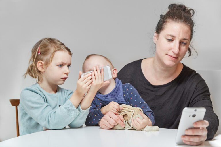 Immer mehr Mamis fühlen sich überlastet und erschöpft. Sind Schweizer Mütter tatsächlich überfordert?