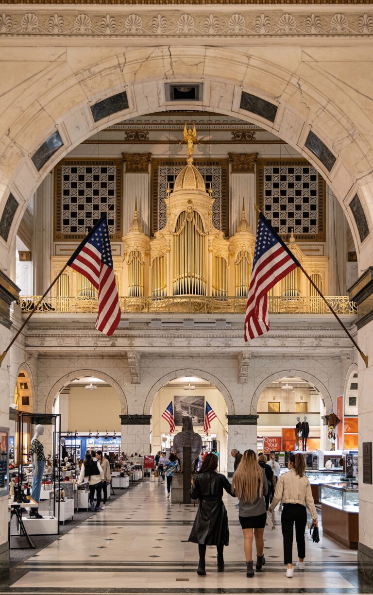 Kaufhausmusik der anderen Art: Die grösste Orgel der Welt – die Wanamaker-Orgel – steht in Amerika. Und zwar in einem Kaufhaus in Philadelphia, wo sie seit 113 Jahren zwei Mal am Tag bespielt wird