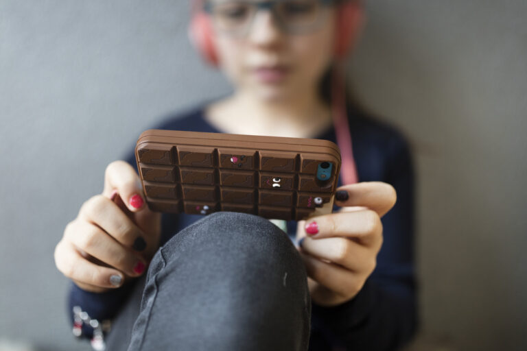 A girl watches youtube clips on her iPhone, photographed on January 3, 2016 on the Rigi, Switzerland. (KEYSTONE/Gaetan Bally)

Ein Maedchen schaut sich YouTube Videos auf einem iPhone an, aufgenommen am 3. Januar 2016, auf der Rigi. (KEYSTONE/Gaetan Bally)