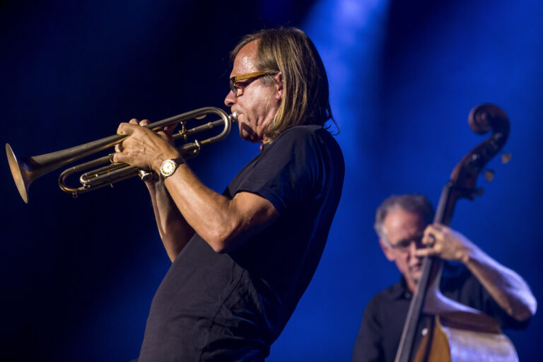 Peter Schaerli, links, und Thomas Duerst, rechts, waehrend dem Konzert von 