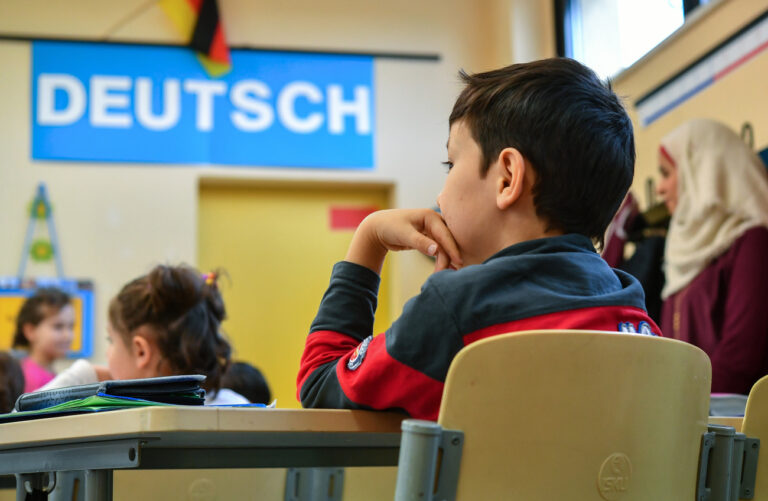 Deutsche Schüler können immer schlechter lesen, schreiben und rechnen. Schuld daran sind die geschlossenen Schulen während der Pandemie und die Migration