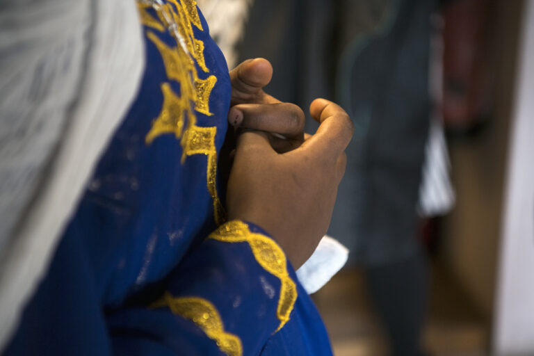 Eine minderjaehrige Asylsuchende haelt ihre Haende am Tag der offenen Tuer einer Wohngemeinschaft der Gesellschaft Zentrum Baeregg fuer unbegleitete Minderjaehrige Asylsuchende im Kanton Bern, am Freitag, 28. April 2017. In der WG finden unbegleitete Minderjaehrige, die in der Schweiz Asyl beantragt haben, Aufnahme. In der WG wohnen zwoelf Maedchen aus Eritrea, Somalia, Nigeria und dem Kongo. (KEYSTONE/Anthony Anex)