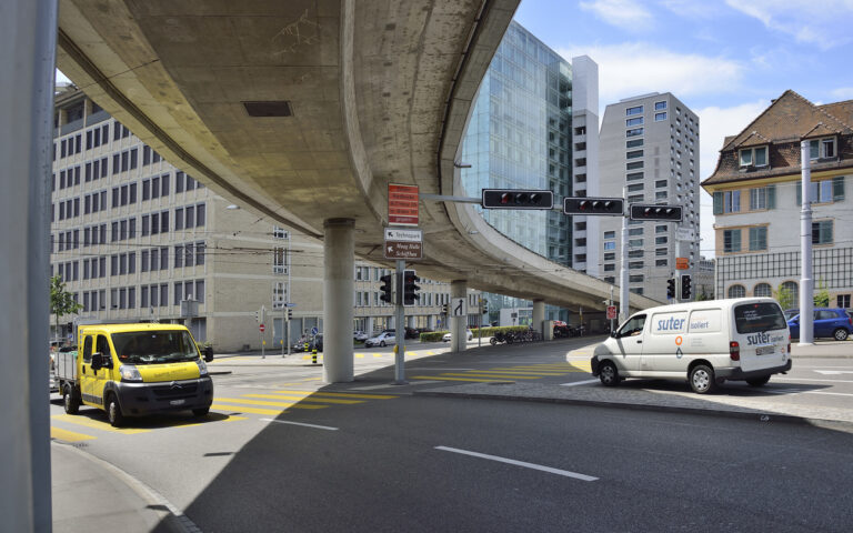 Zuerich. Escher-Wyss-Platz, Abfahrt von der Hardbruecke in die Hardturmstrasse. Bild aufgenommen im Sommer 2016 (KEYSTONE/Markus Widmer)