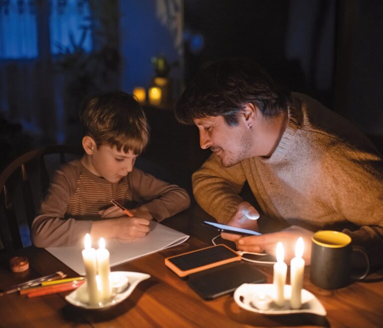 Wenn es plötzlich dunkel wird: Mit dem massiven Zubau erneuerbarer Energien wird die Stromversorgung fragil und unbeherrschbar. Ein folgenschwerer Blackout ist nur eine Frage der Zeit