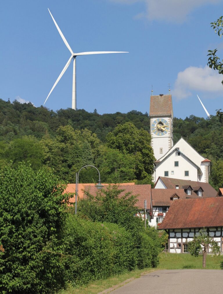 Mit Orkanstärke gegen Windräder: Windkraft gilt als Wunderwaffe der Energiewende. Doch die Nachteile sind ein grosses Thema. Gegen die Eingriffe in Natur und Ortsbilder gehen immer mehr Gemeinden auf die Barrikaden