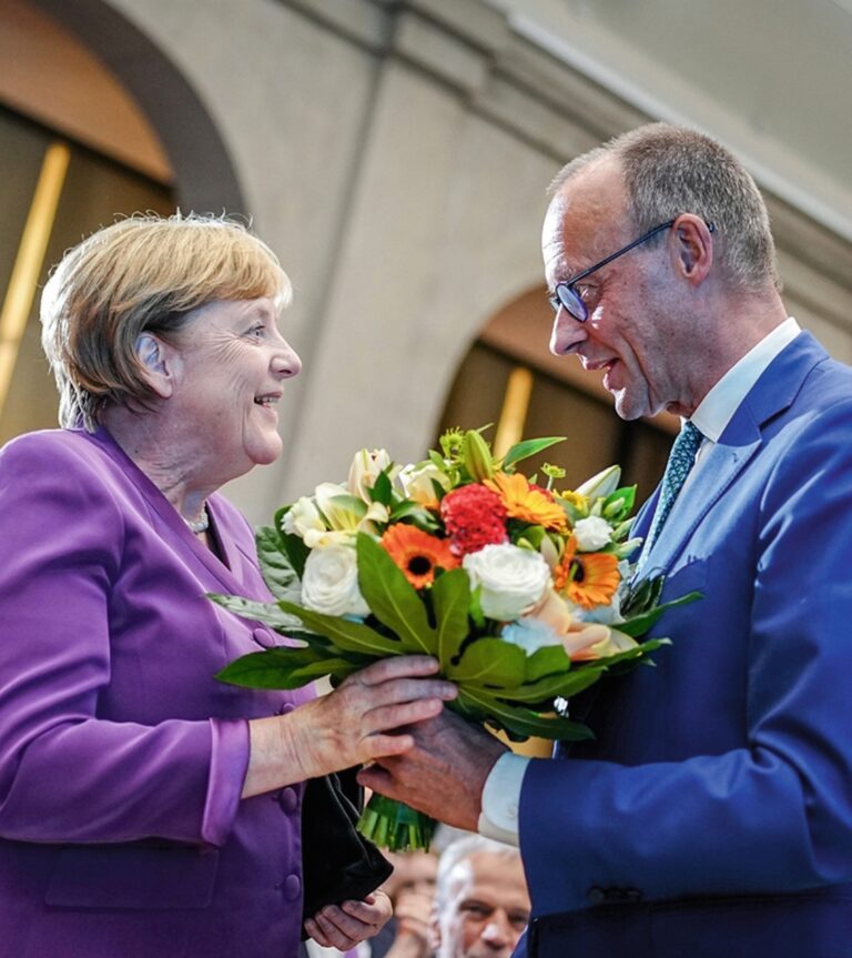 Merz gratuliert Merkel