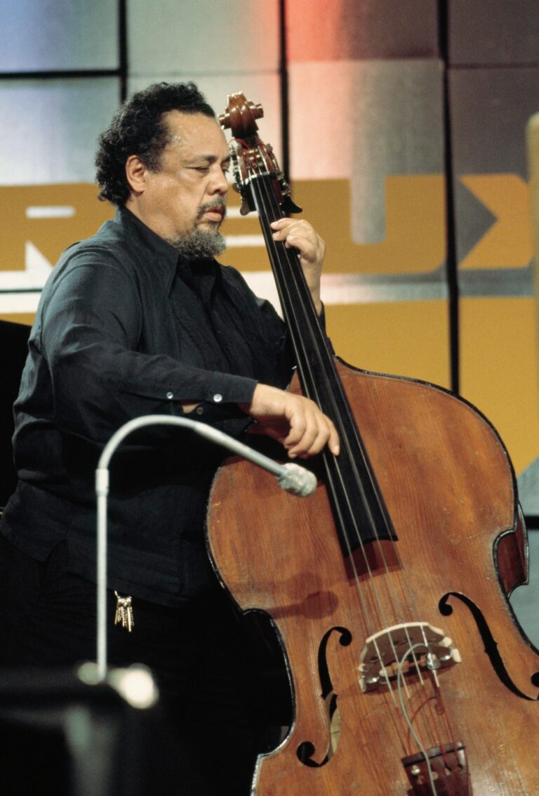 Charles Mingus fiel tief und kämpfte sich zurück als einer der vielgestaltigsten Musiker des Jazz. Zu seinem 100. Geburtstag erscheint ein grossartiges Konzert