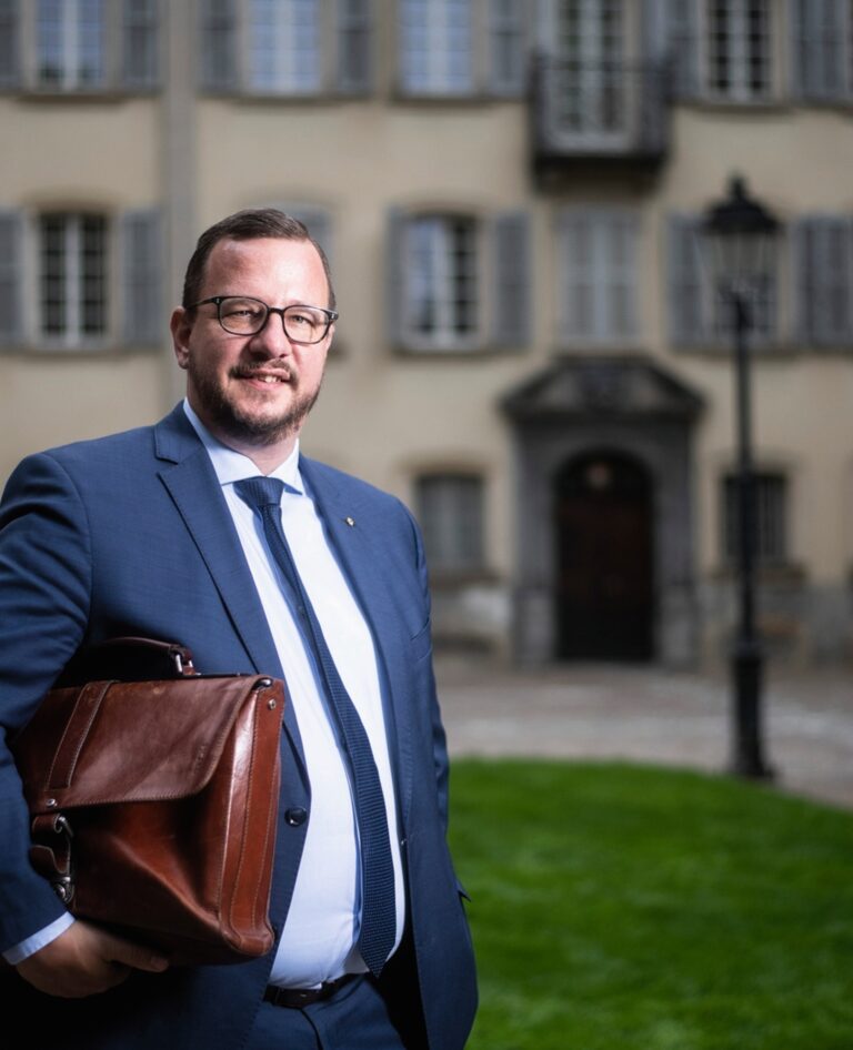 Portrait de Philipp Matthias Bregy Portrait en page du futur chef du groupe du Centre (ex-PDC) à Berne. Portrait réaliser à Sion.
 ©Louis Dasselborne