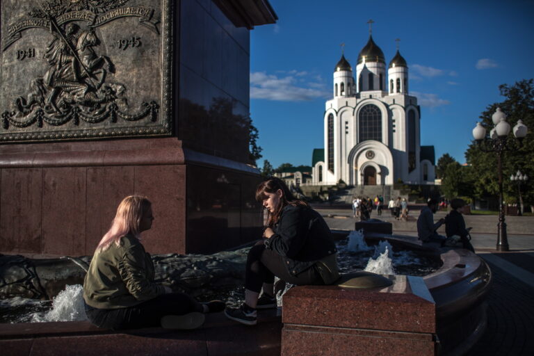 epa06842751 Local women sit next to the Triumphal column at the Victory square in Kaliningrad, Russia, 26 June 2018. In Kaliningrad England will face Belgium in the FIFA World Cup 2018 Group G preliminary round soccer match on 28 June 2018. EPA/MARTIN DIVISEK