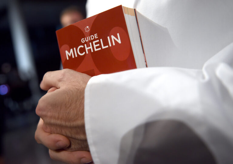 A chef holds the new Guide Michelin 2017 during the presentation of the restaurant guide 'Guide Michelin 2017' in Berlin, Germany, 1 December 2017. Photo: Britta Pedersen/dpa | usage worldwide (KEYSTONE/DPA/Britta Pedersen)