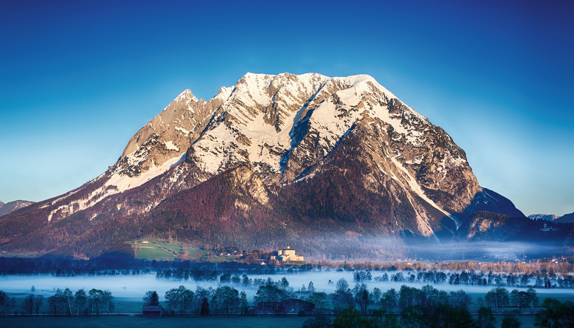 Österreichs grünes Herz schlägt blau: Die Steiermark, wo Wälder und Weinreben locken, ist Österreichs Swing State. Am Sonntag dürfte hier Herbert Kickls FPÖ ihren nationalen Triumph bestätigen. Was dann?