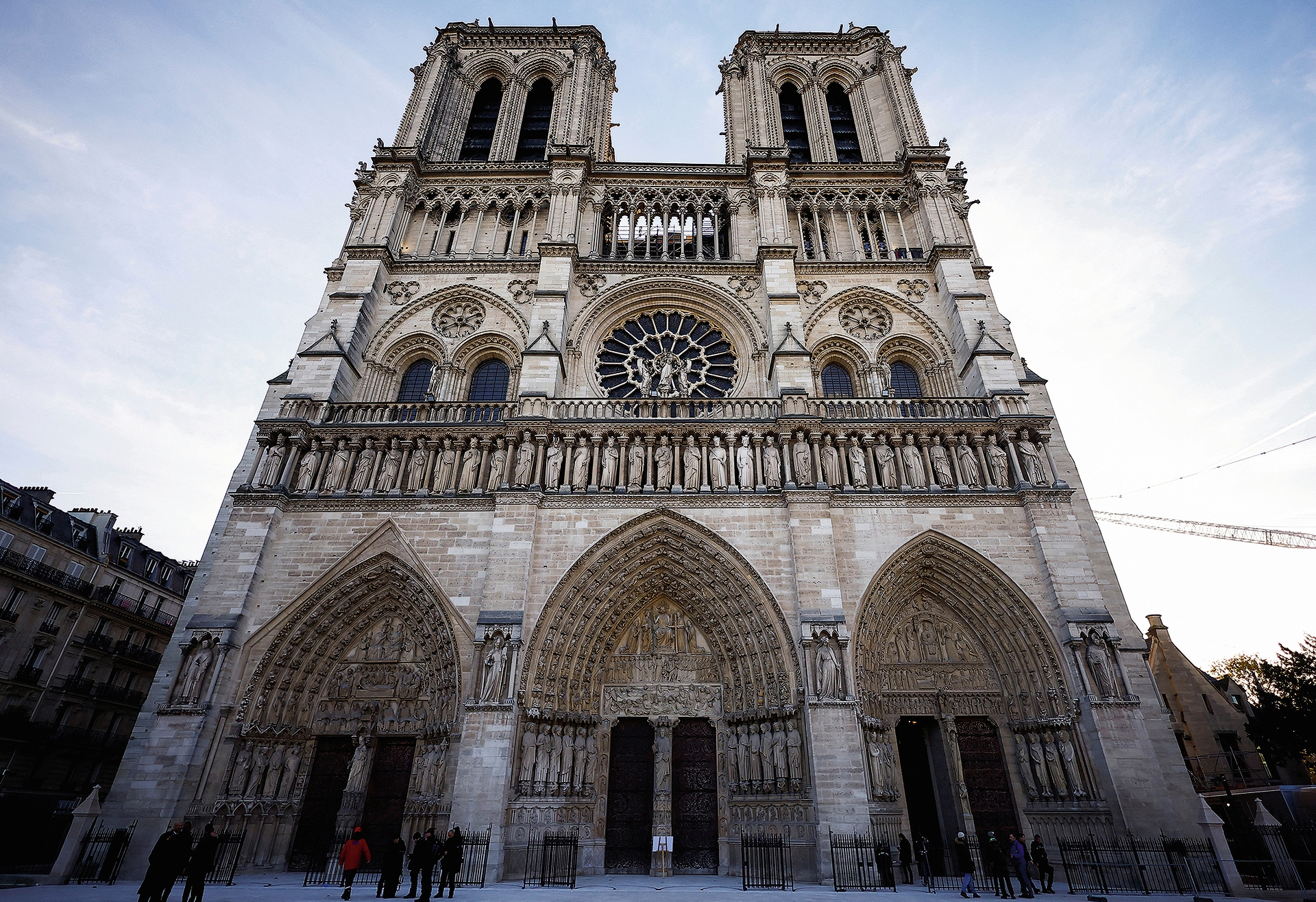 In anderem Licht: Die wohl berühmteste Kirche der Welt ist wieder offen. Nach dem Brand wurde Notre-Dame erstmals komplett restauriert