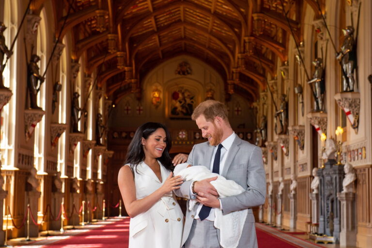 epa07555431 Prince Harry (R) and Meghan, the Duchess of Sussex pose together with their newborn son in Winsdor, Britain, 08 May 2019. It is the first child of Prince Harry and his wife Meghan. EPA/Domic Lipinski / PA EDITORIAL USE ONLY/NO SALES