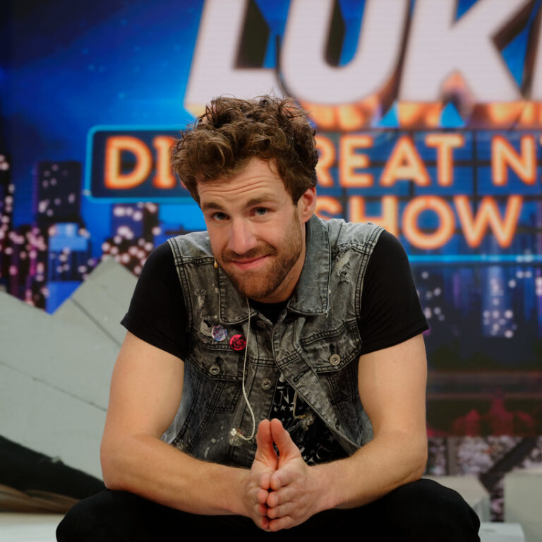 11.09.2019, Nordrhein-Westfalen, Köln: Der Komiker Luke Mockridge sitzt nach der ersten Folge von «LUKE! Die Greatnightshow» im Studio. Foto: Henning Kaiser/dpa +++ dpa-Bildfunk +++ (KEYSTONE/DPA/Henning Kaiser)