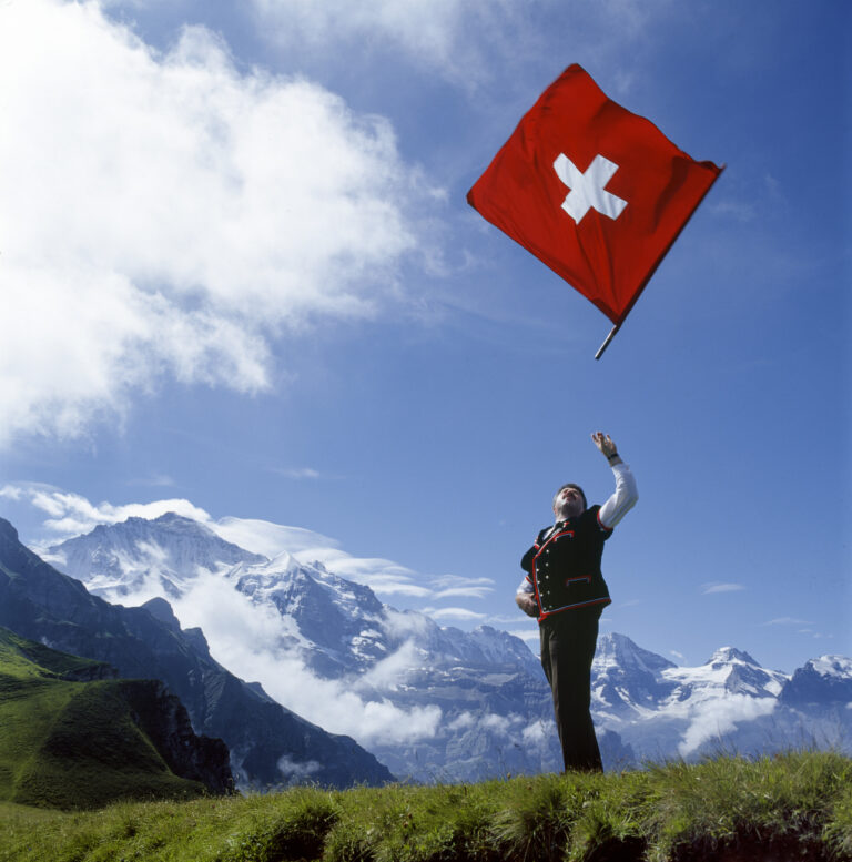 A flag thrower with a Swiss flag on the Maennlichen mountain meadow near Wengen in the Bernese Oberland, Switzerland, pictured in August 1999. (KEYSTONE/Martin Ruetschi)

Ein Fahnenschwinger mit einer Schweizer Fahne auf dem Maennlichen bei Wengen im Berner Oberland, aufgenommen im August 1999. (KEYSTONE/Martin Ruetschi)