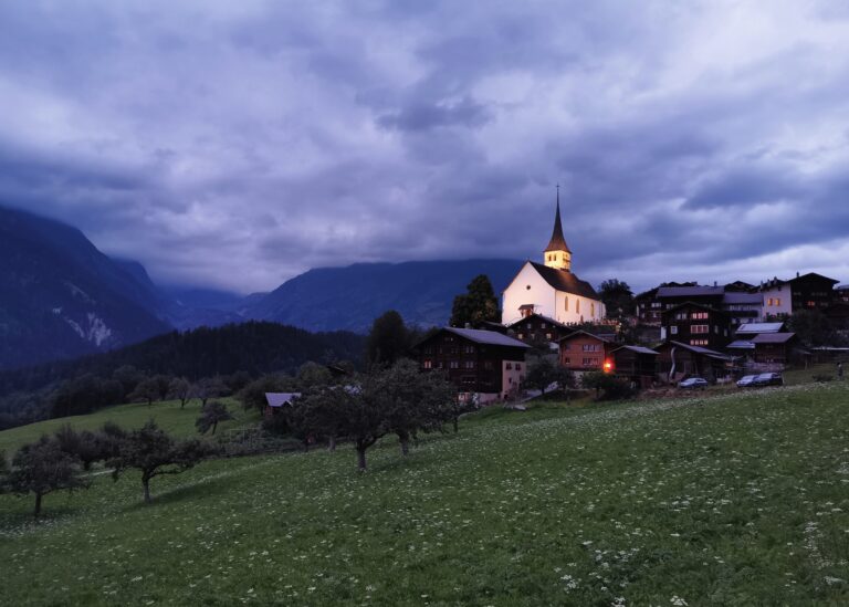 Aus der Ruhe in den Tumult der Musik: Die Schweizer Alpenfestivals sind die Stars im Festspielsommer. Ein Besuch in Gstaad, Ernen und Davos