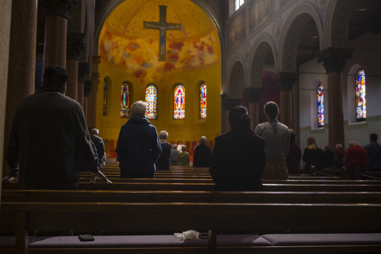 Advent, Advent, die Kirche brennt: Deutschland kennt eine staatlich finanzierte Meldestelle gegen «Islamophobie». Dass aber anti-christliche Hassverbrechen massiv zunehmen, kümmert niemanden