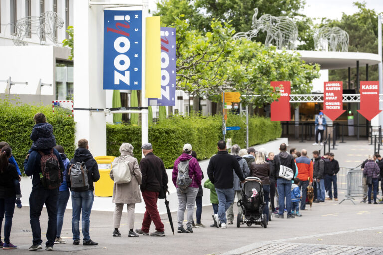 Menschen stehen Schlange vor dem Zoo Zuerich am Samstag, 6. Juni 2020. Der Zoo Zuerich ist ab heute wieder geoeffnet. (KEYSTONE/Alexandra Wey).